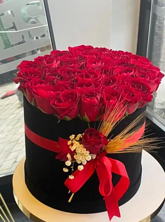 Siyah Kadife Kutuda Kırmızı Gül Aranjmanı