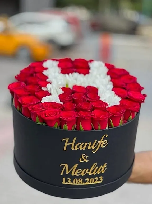Siyah Kutuda Kırmızı Güller